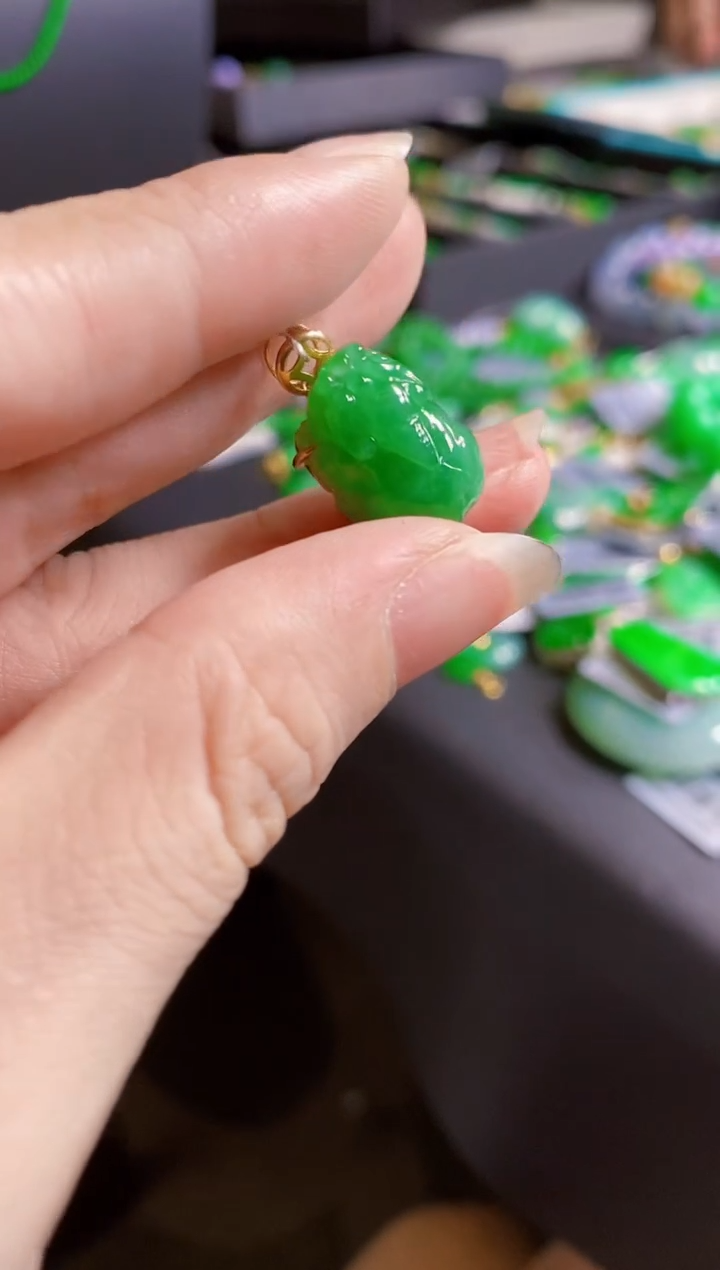 翡翠18K金镶嵌颈饰貔貅