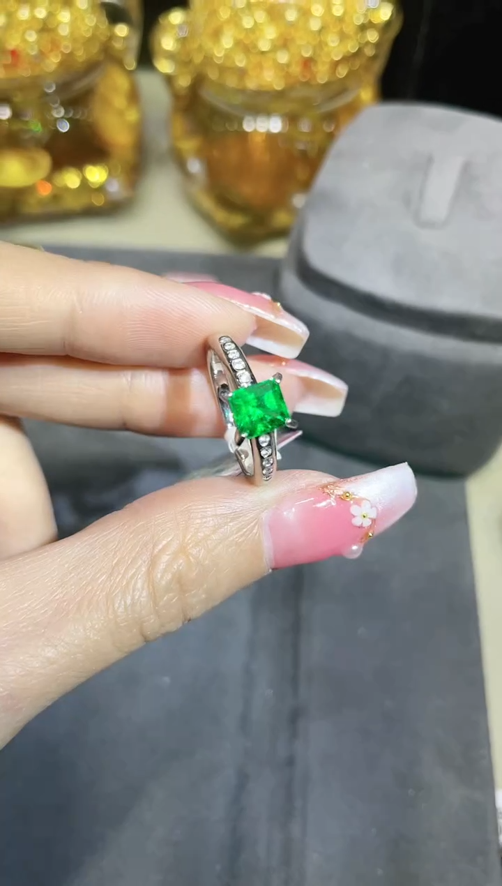 【闪购商品】祖母绿戒指铂Pt900镶嵌约0.90ct