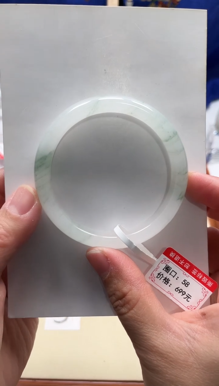 【闪购商品】石英质玉手镯未镶嵌天山翠