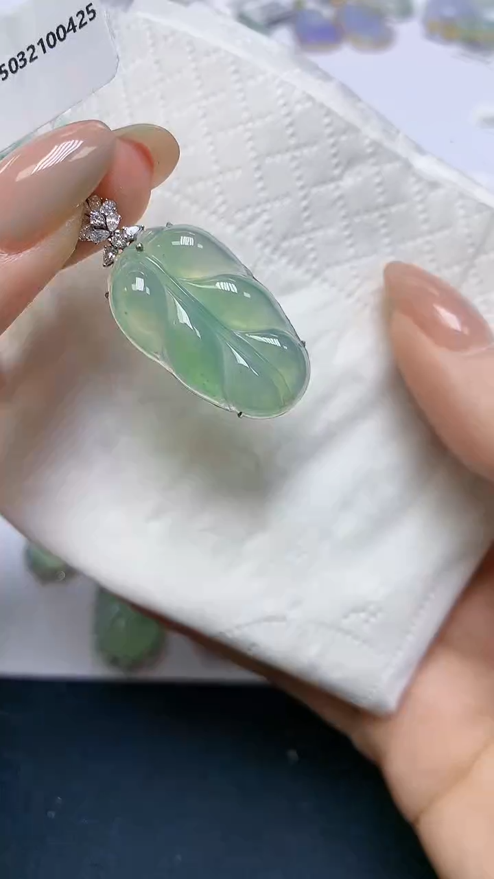 翡翠18K金镶嵌颈饰天然缅甸A货翡翠