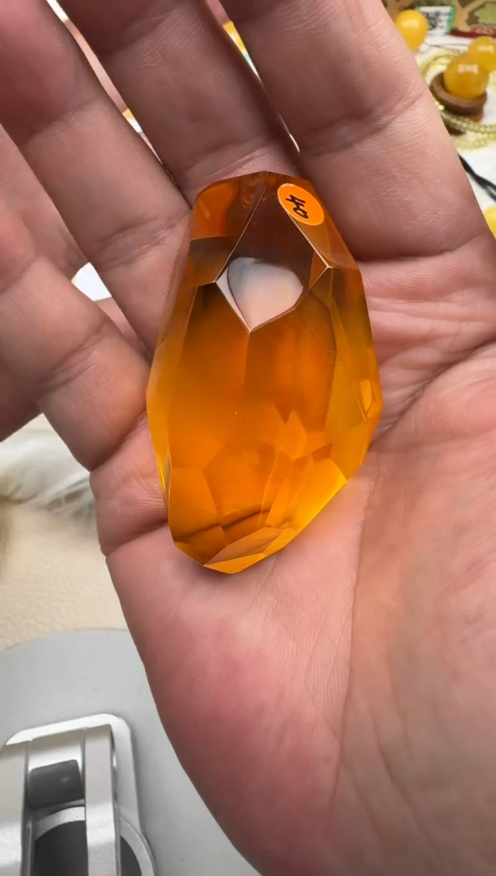 琥珀未镶嵌珠宝奇石砖石切面吊坠HZ065