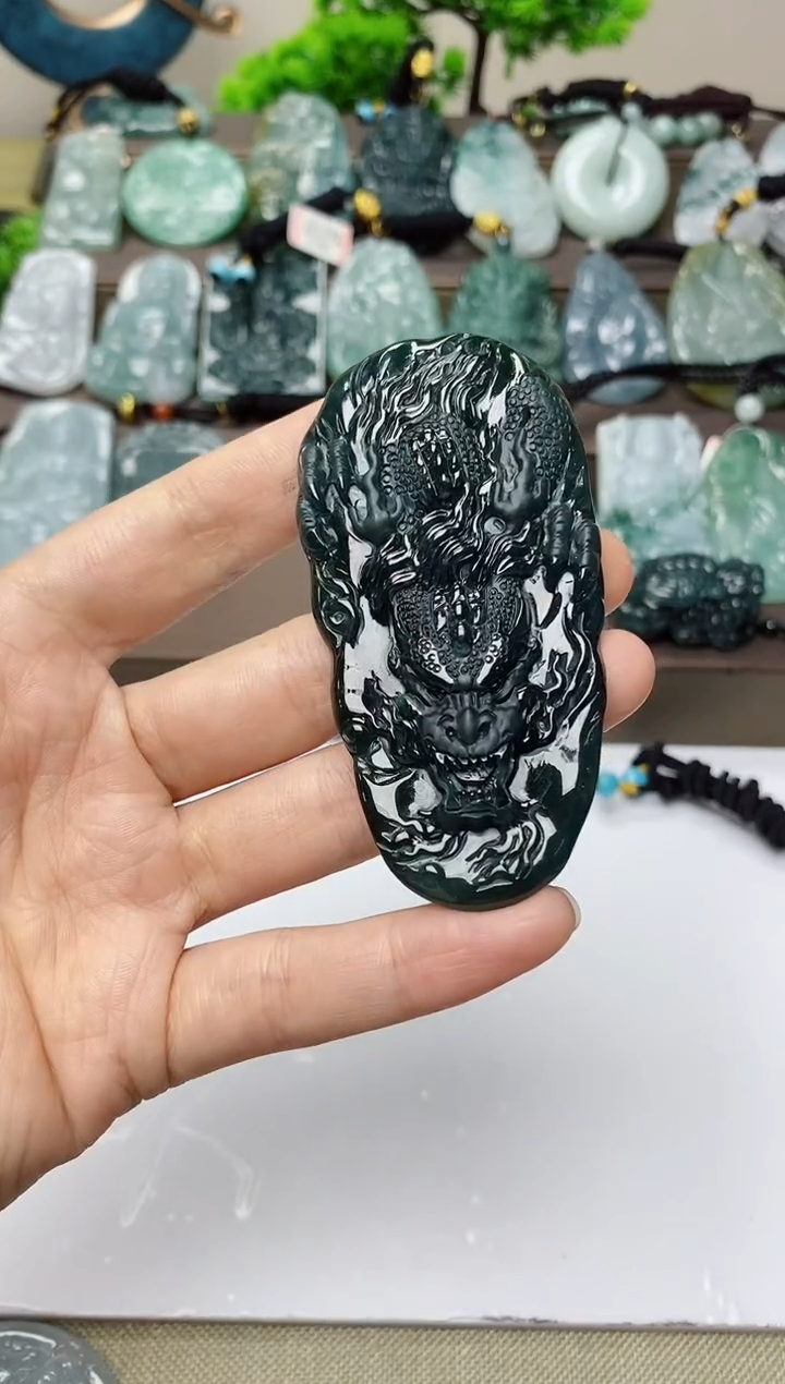 翡翠未镶嵌颈饰         