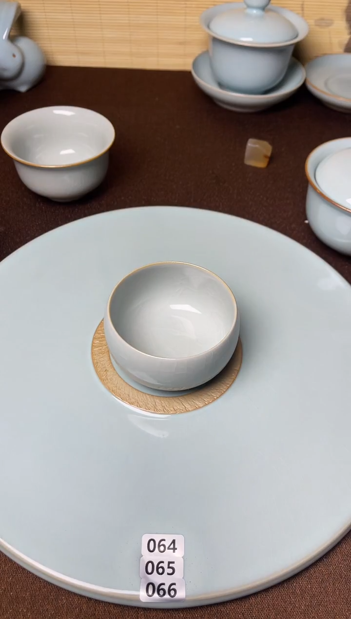 一品一价-二级云雾月白釉纯手工卧足禅定