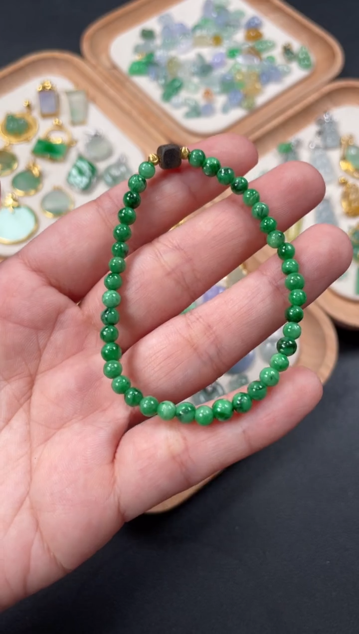 翡翠18K金镶嵌套链一个    P261（有小白点）