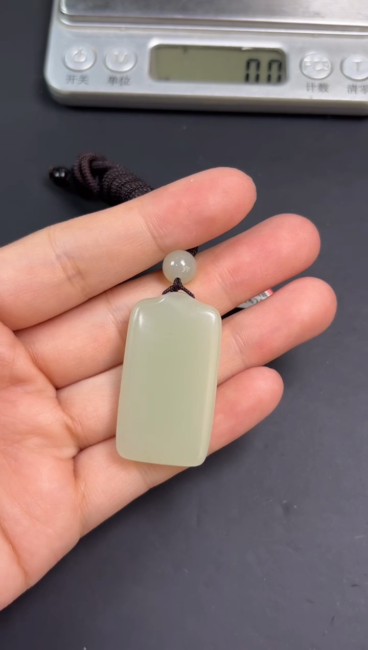 【闪购商品】和田玉吊坠(赠链)未镶嵌且末微色差迪克兰一细吊坠