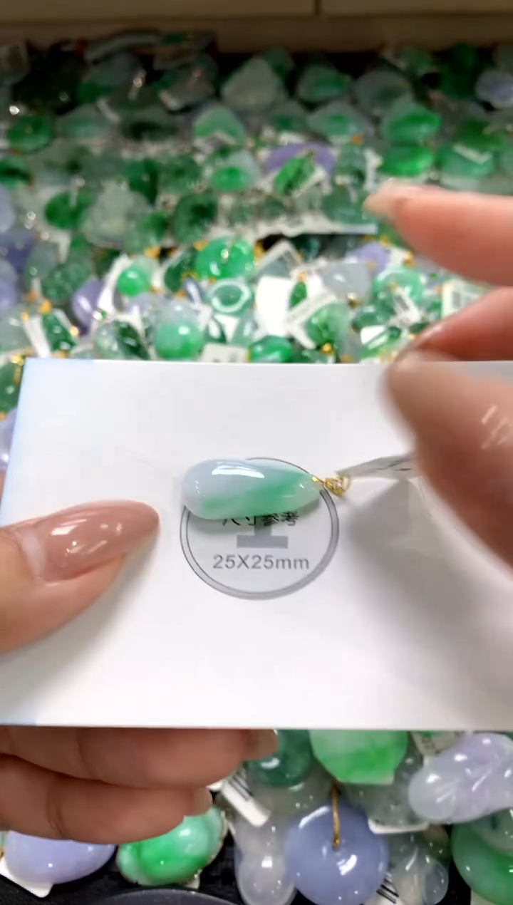 颈饰18K金镶嵌翡翠1111111111111111