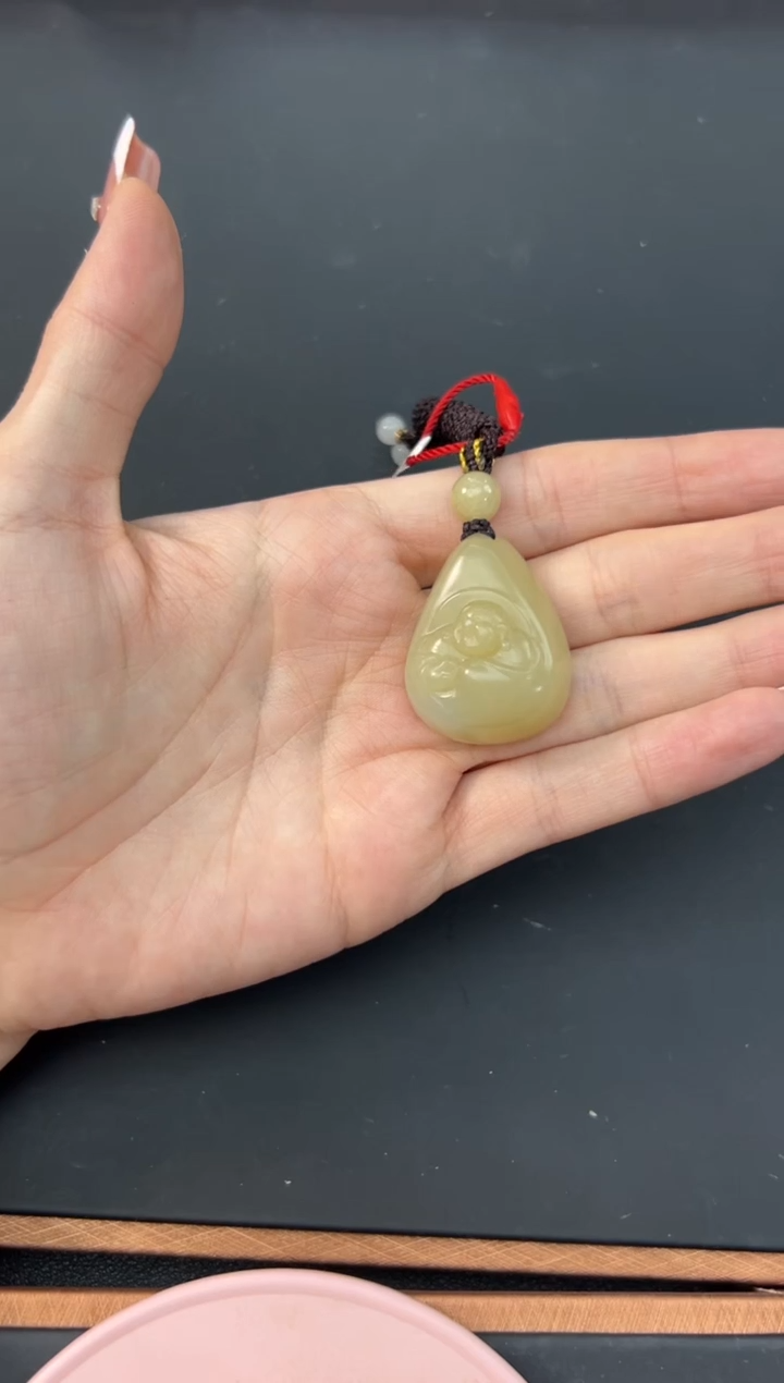 【闪购商品】和田玉吊坠(赠链)未镶嵌且末微色差迪克兰吊坠