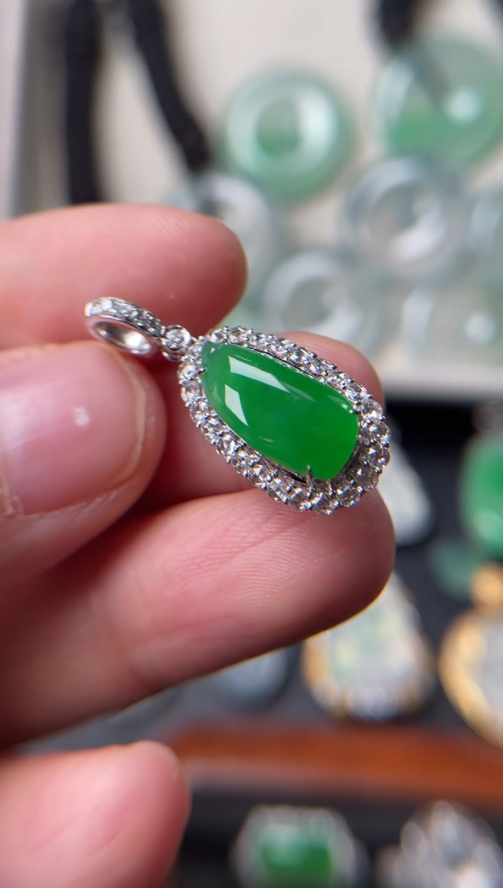 【闪购商品】翡翠颈饰18K金镶嵌缅甸翡翠钻石镶嵌福瓜