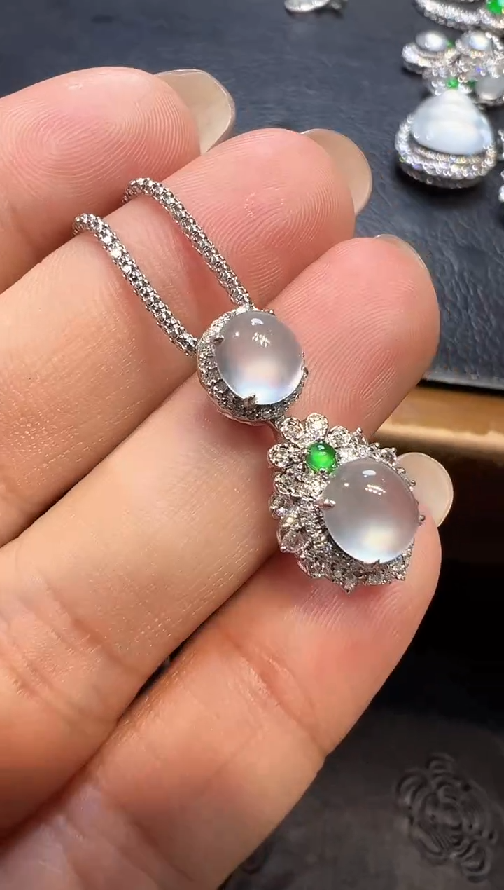 颈饰18K金镶嵌翡翠蛋面