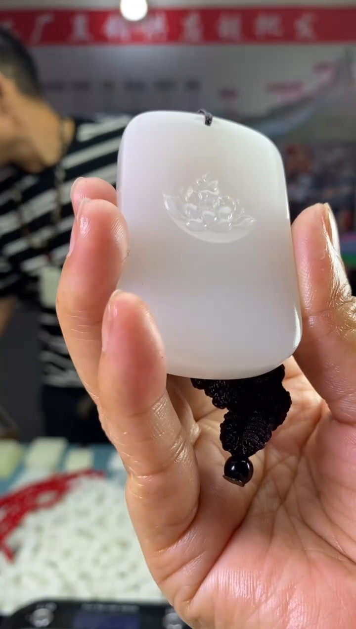 万**意天然玉石未镶嵌颈饰