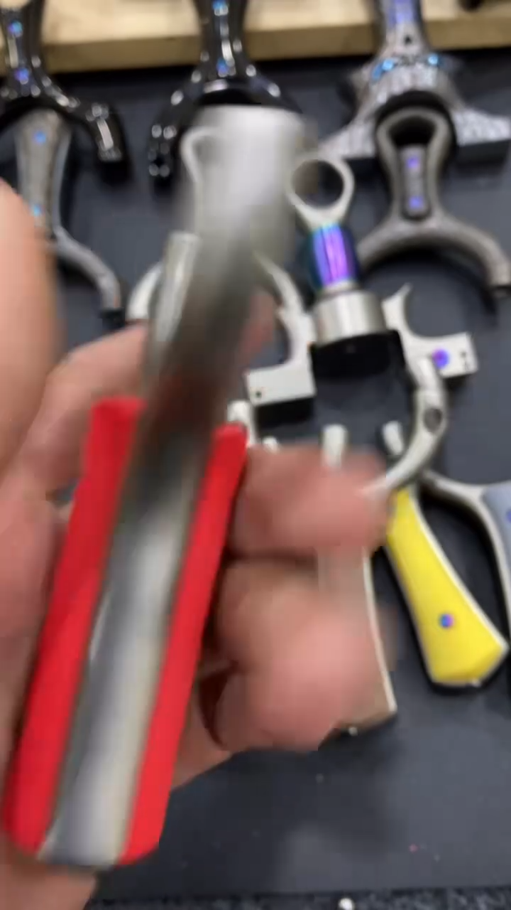 1**。毒舌牛角孔道顶卡弹弓