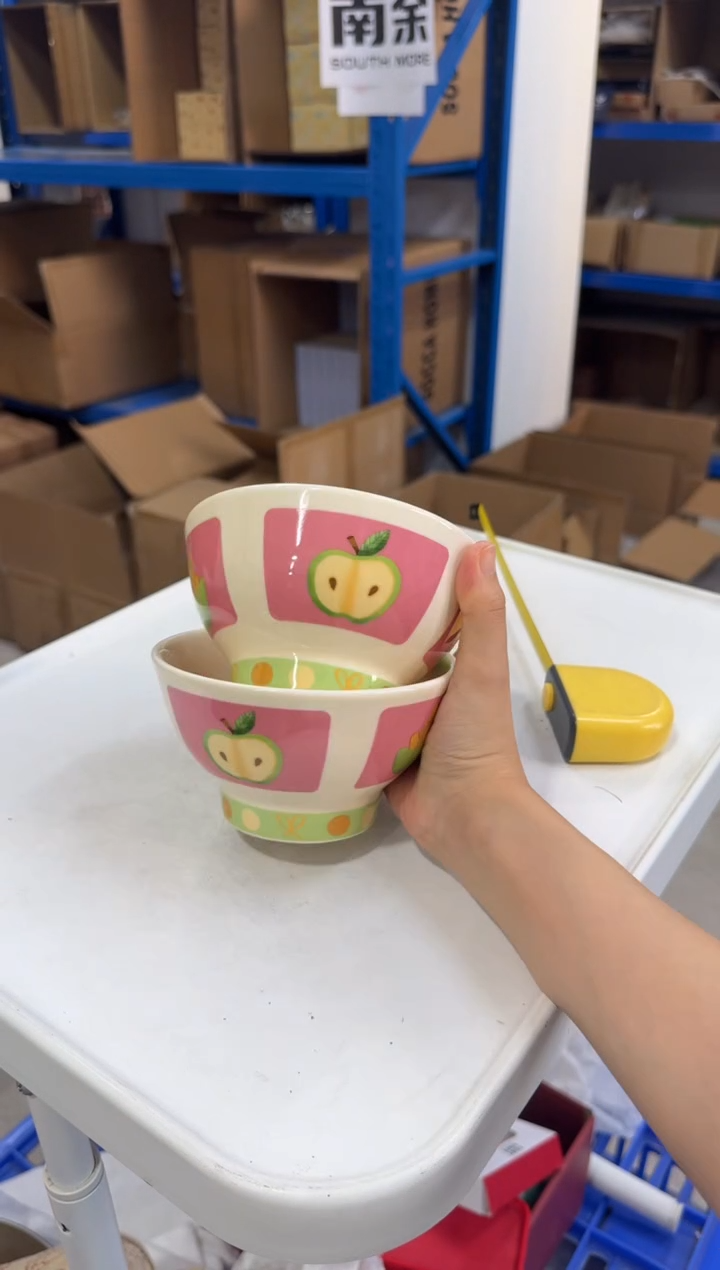 瓷片绿底青苹果小猫5英寸米饭碗