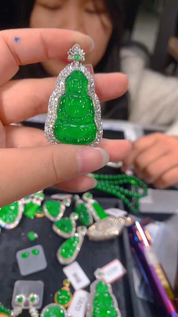 【闪购商品】定制翡翠未镶嵌100定制翡翠，多样性发货（发其一）
