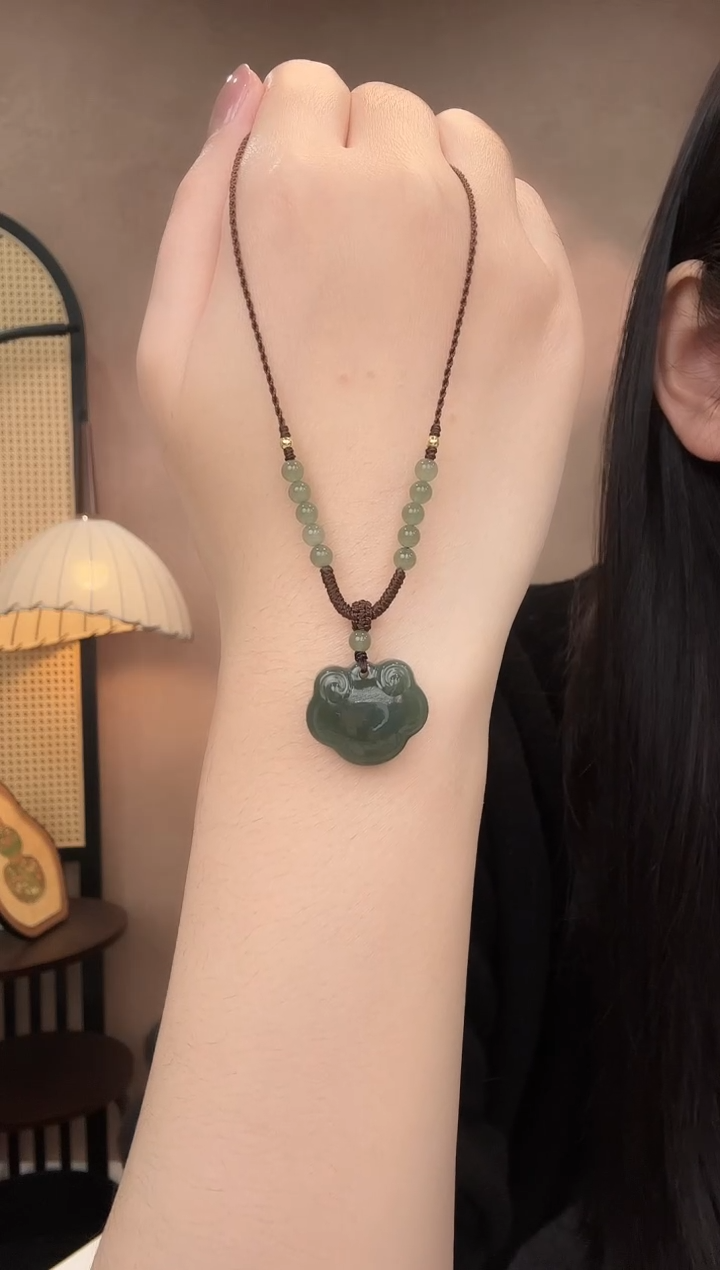 吊坠(赠链)未镶嵌和田玉高冰湖水绿专柜款胖胖锁21*18*9