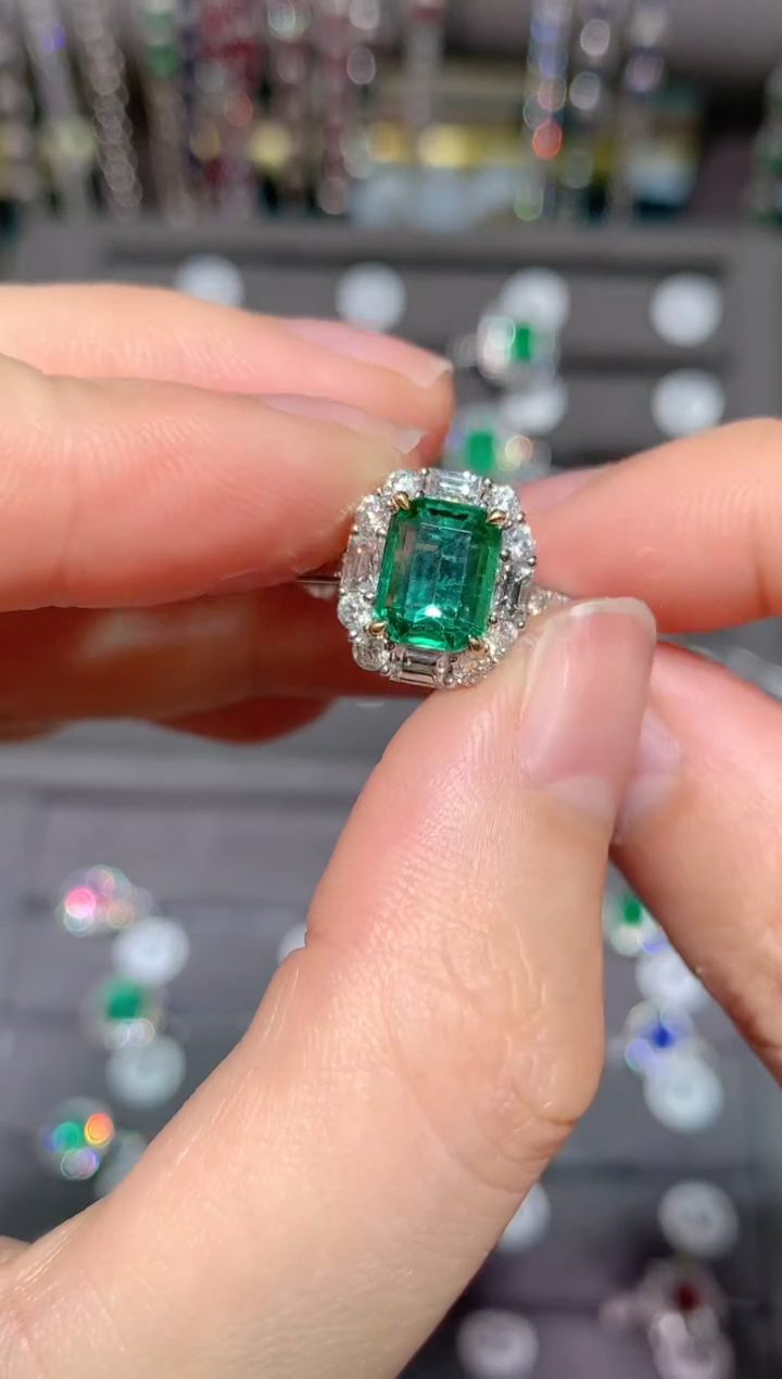 【闪购商品】祖母绿戒指18K金镶嵌2.0CT