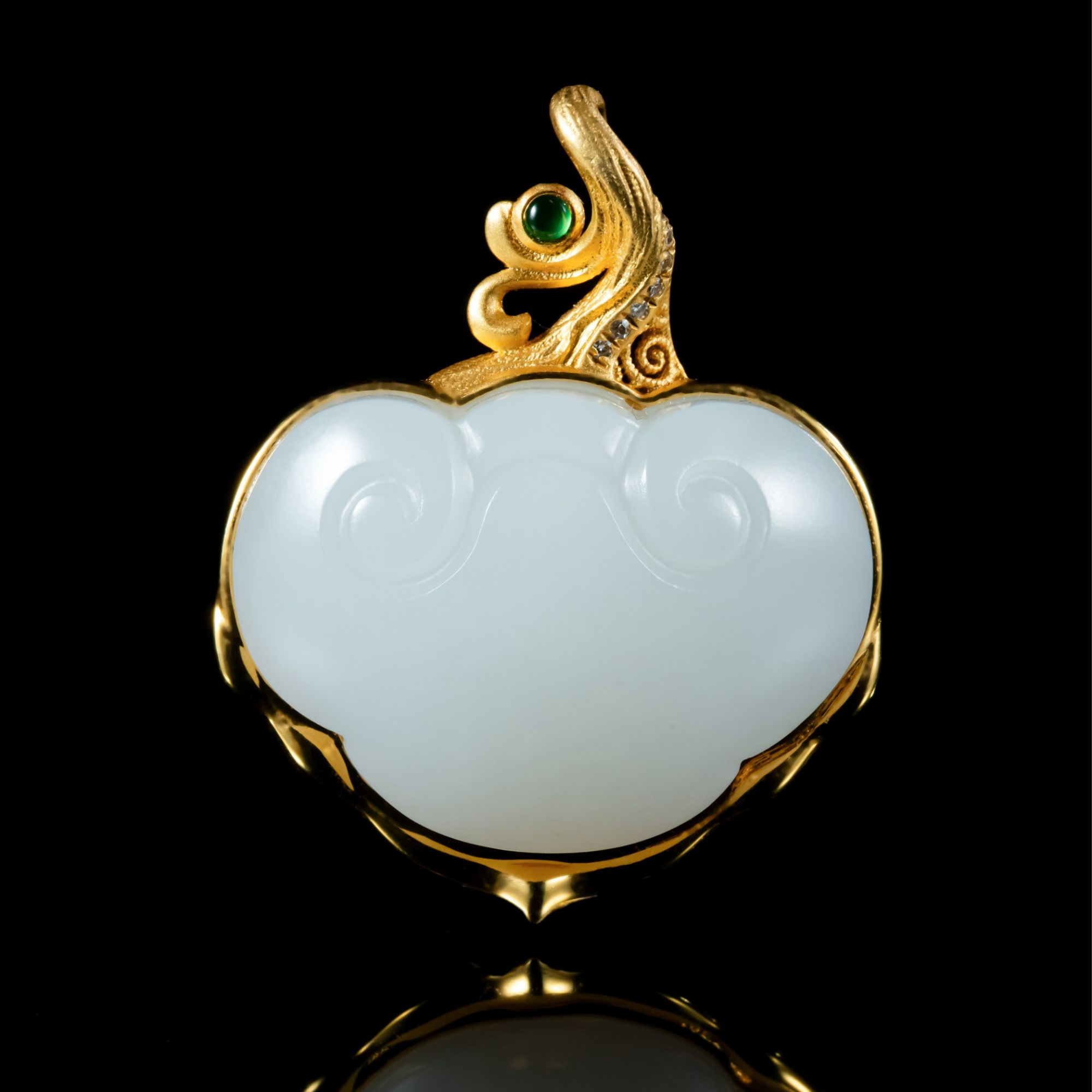 周陶陶｜云章｜和田玉18k金祥云吊坠细节线条圆润温润呈现东方审美