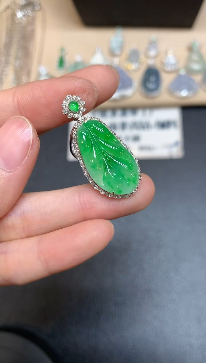 【闪购商品】翡翠吊坠(不含链)18K金镶嵌芭蕉叶【无服务费