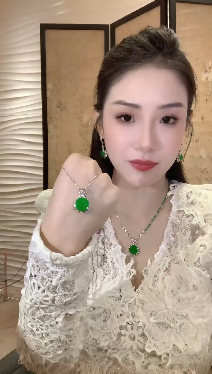 【闪购商品】翡翠吊坠(不含链)18K金镶嵌A8