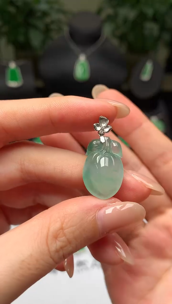 颈饰18K金镶嵌翡翠福瓜