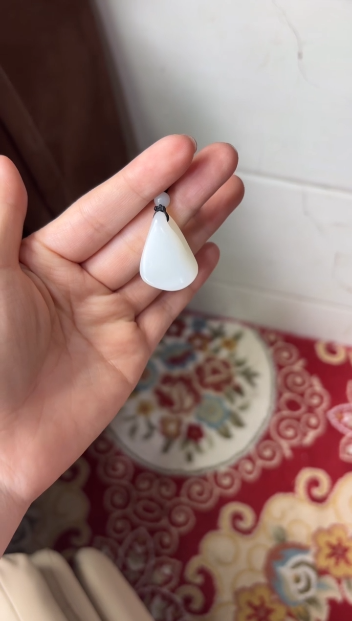 【闪购商品】和田玉吊坠(赠链)未镶嵌且末微色差米达吊坠