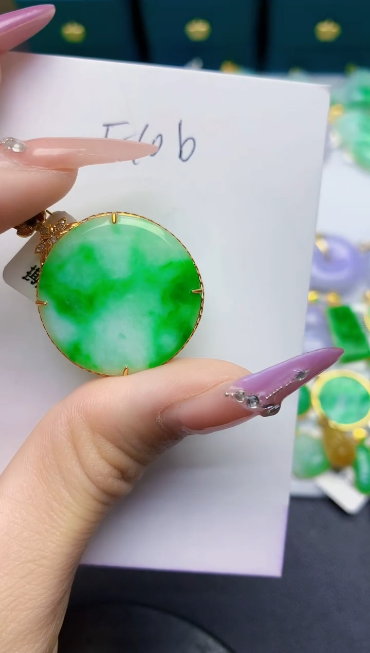 翡翠18K金镶嵌颈饰缅甸天然翡翠a货