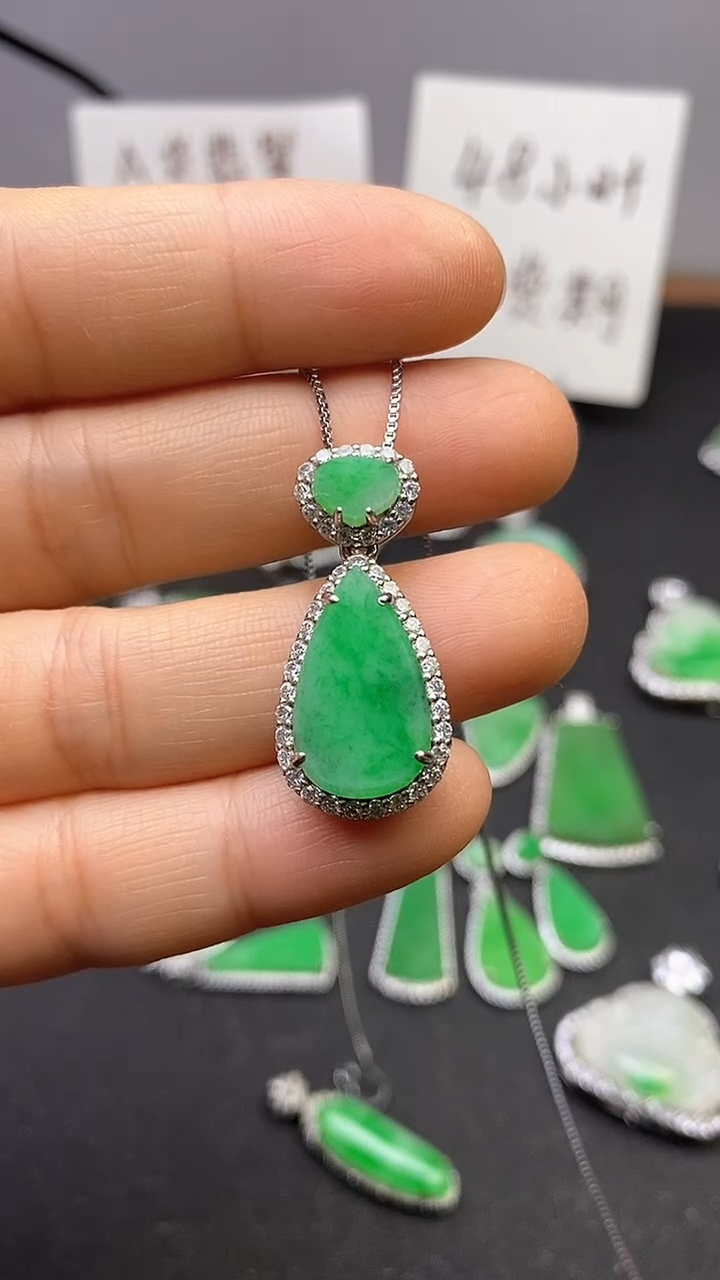 【闪购商品】翡翠吊坠(赠链)银S925镶嵌翡翠水滴吊坠