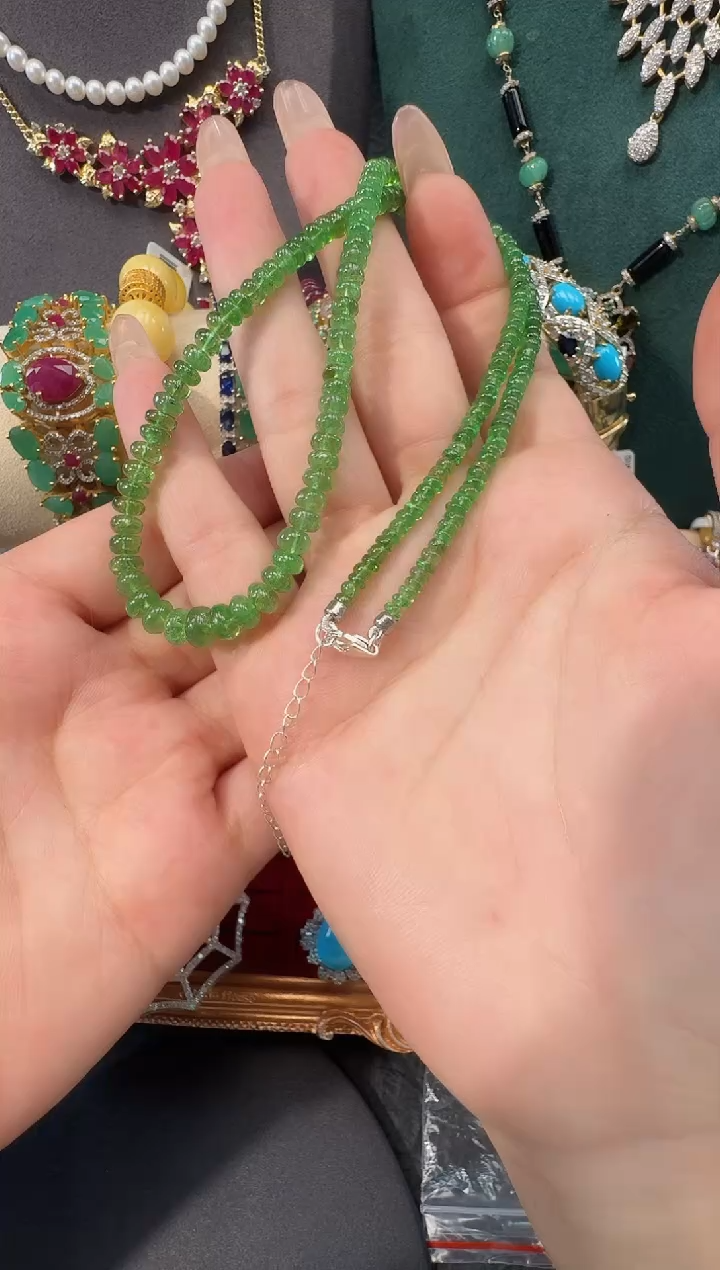 颈饰未镶嵌石榴石（沙弗莱）珠串