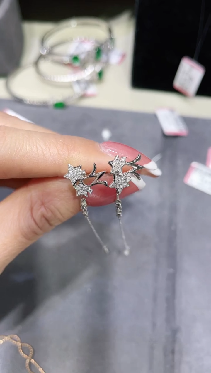 【闪购商品】钻石耳饰18K金镶嵌·