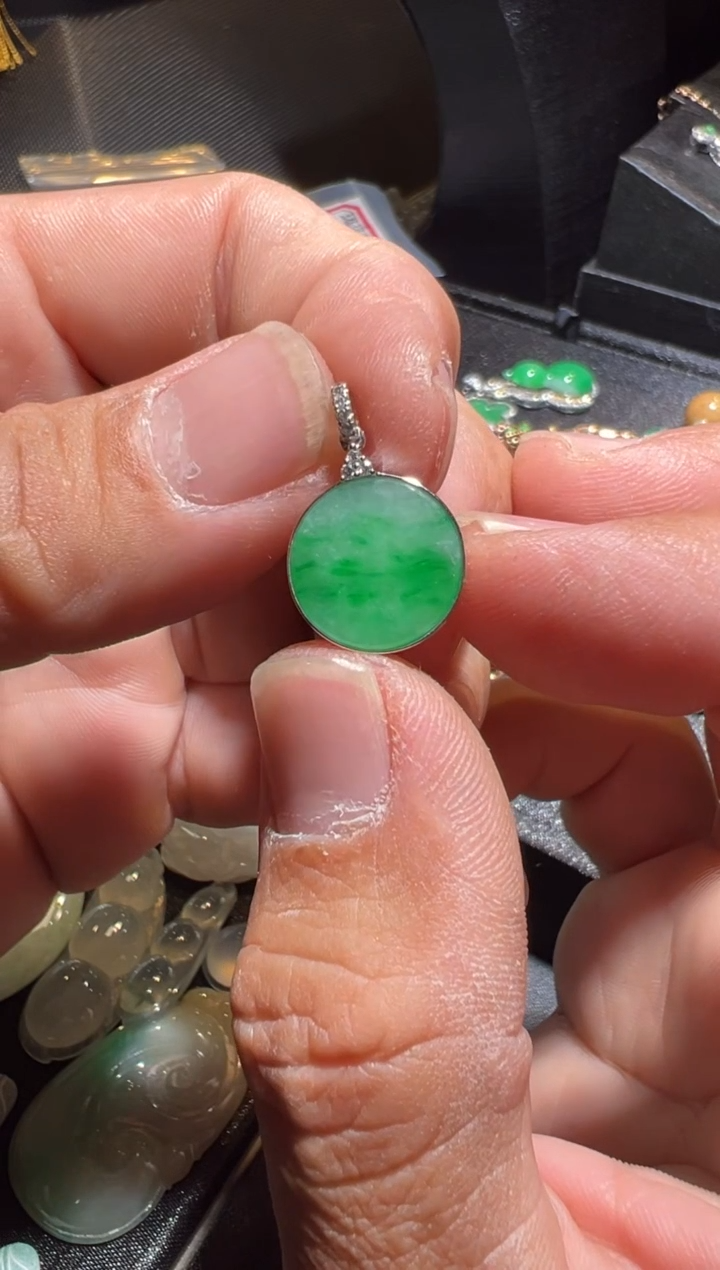 颈饰9K金镶嵌翡翠翡翠无事牌。