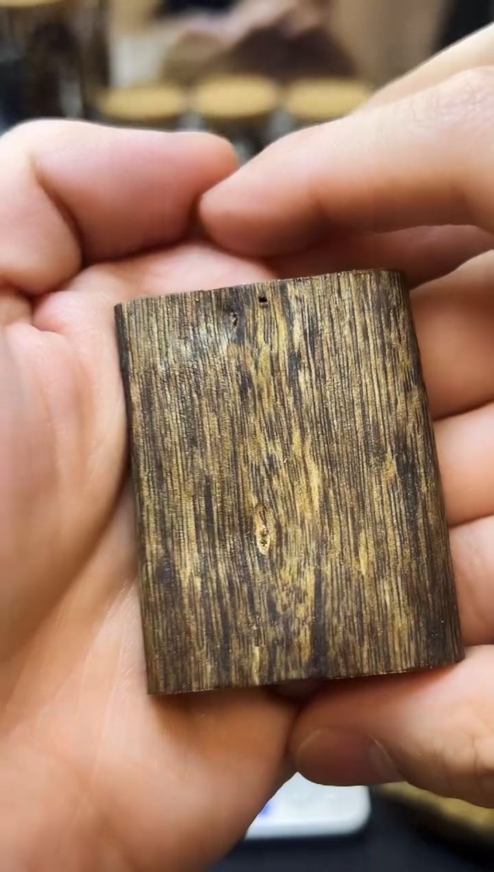 沉香吊坠1**4莺歌绿绮楠无事牌