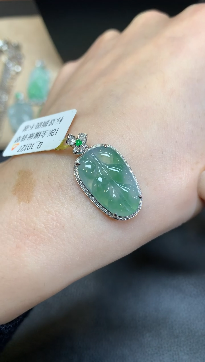 【闪购商品】翡翠颈饰18K金镶嵌叶子【无服务费】
