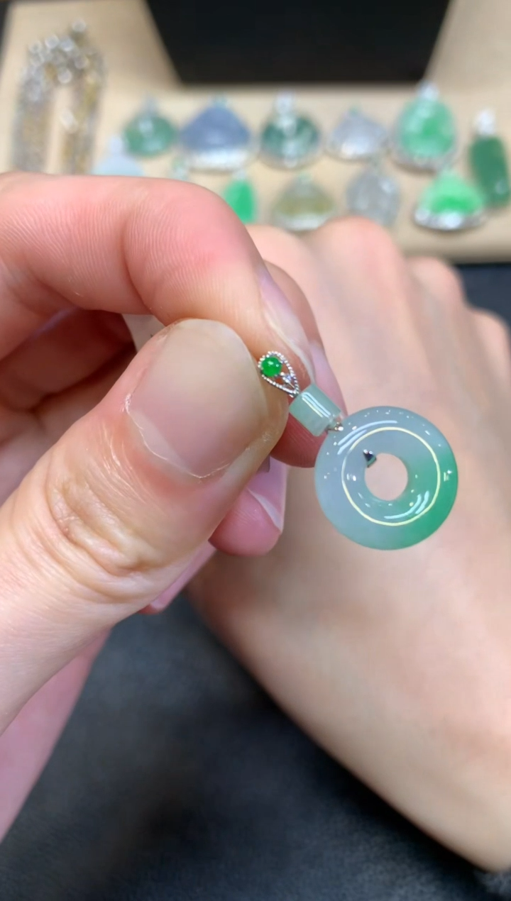 【闪购商品】翡翠颈饰18K金镶嵌甜甜圈【无服务费】