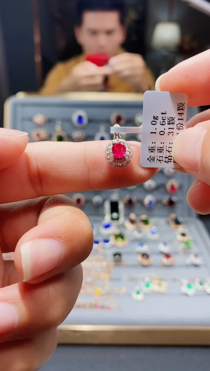 【闪购商品】红宝石颈饰18K金镶嵌0.6..