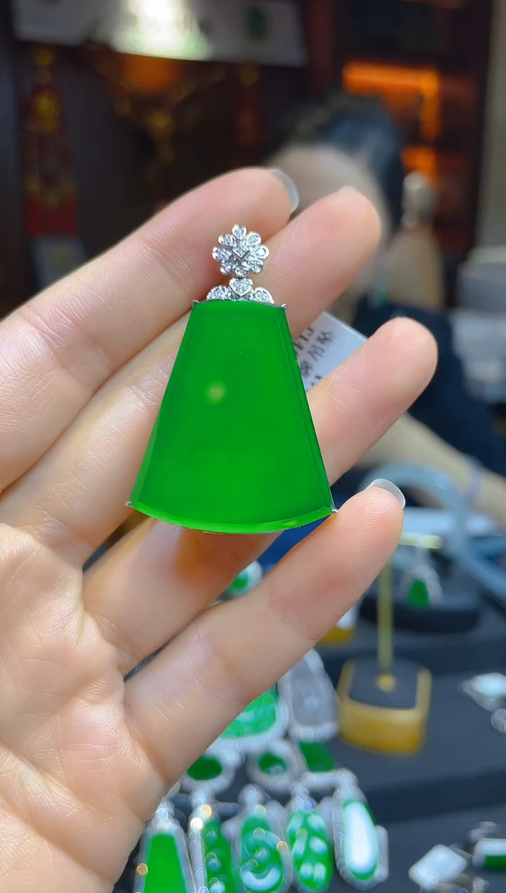 【闪购商品】翡翠颈饰18K金镶嵌118263天然A货翡翠无事牌