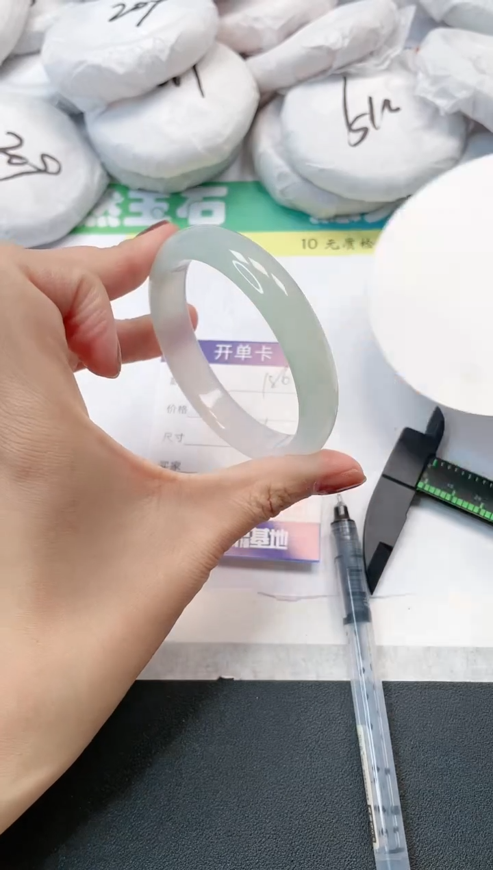 【闪购商品】石英质玉手镯未镶嵌186-60