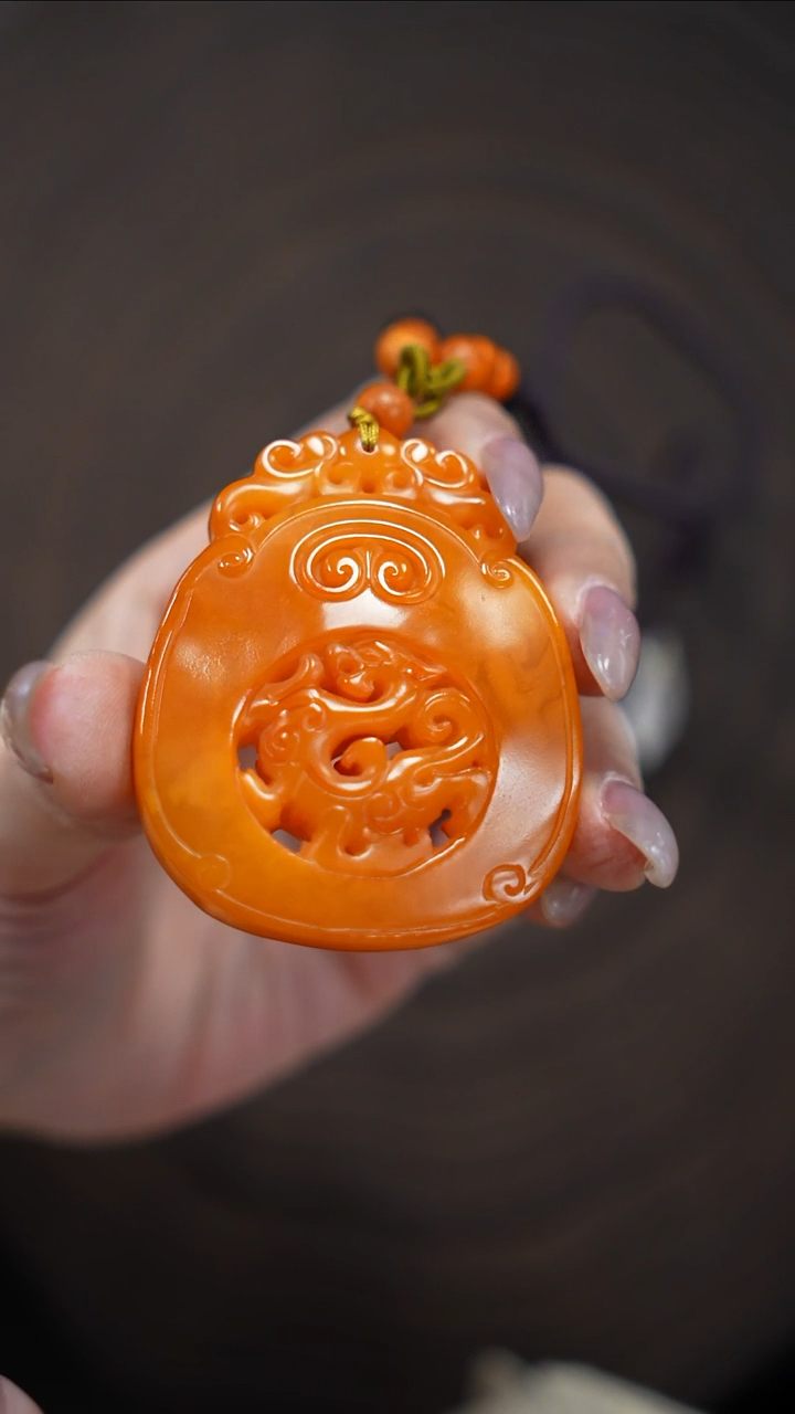 未镶嵌琥珀裸石老蜡雕刻件