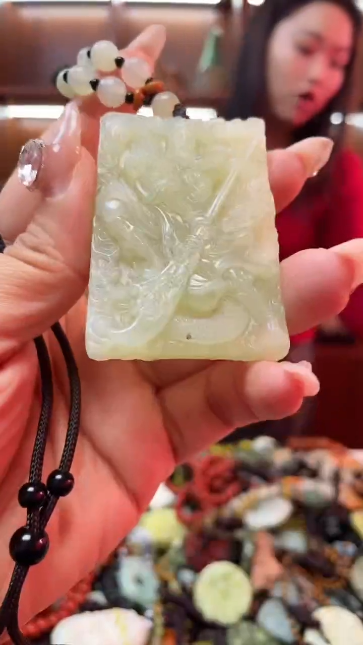 未镶嵌蛇纹石玉吊坠      