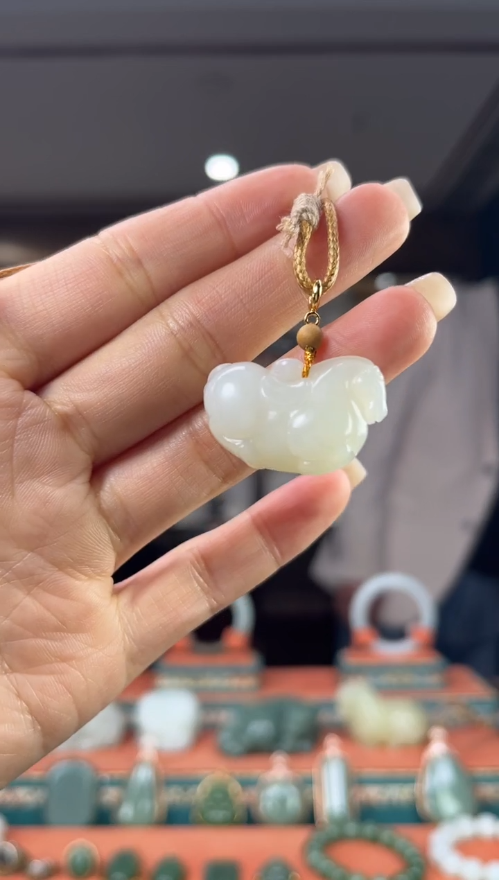 颈饰未镶嵌和田玉佩佩