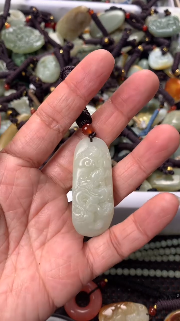 【闪购商品】和田玉颈饰未镶嵌多样性发货没有证书，拍一发一.有瑕