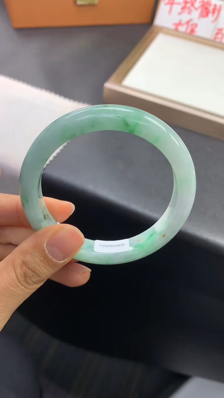 未镶嵌手镯翡翠退货需手镯吊牌标签完好