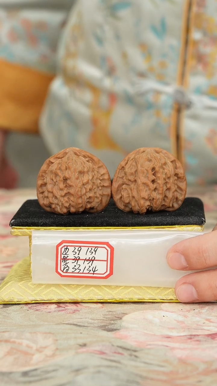 【闪购商品】文玩核桃把件白狮子有修