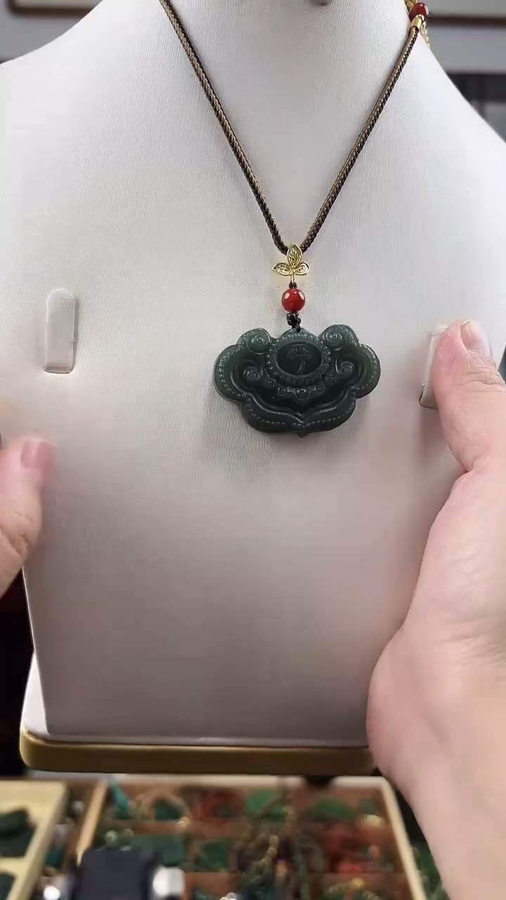 颈饰未镶嵌和田玉锁