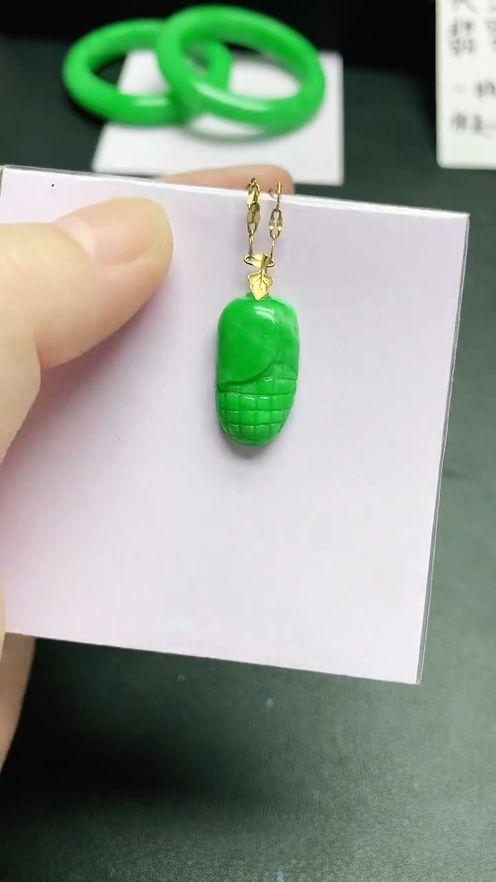 颈饰18K金镶嵌翡翠赠礼盒证书