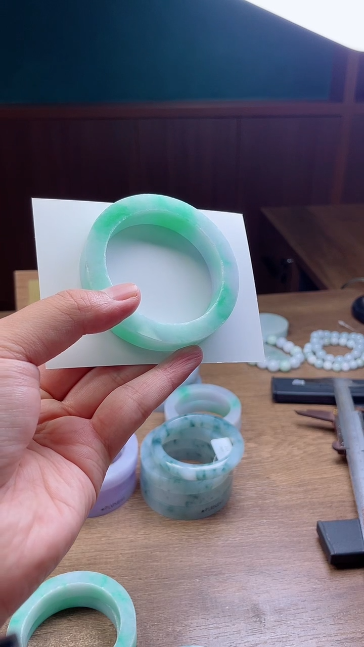 未镶嵌手镯定制翡翠依**前定制