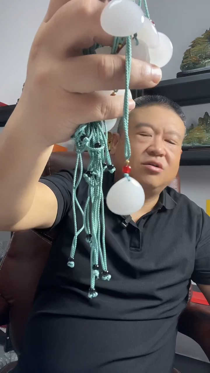 石英质玉未镶嵌吊坠(赠链)板栗吊坠