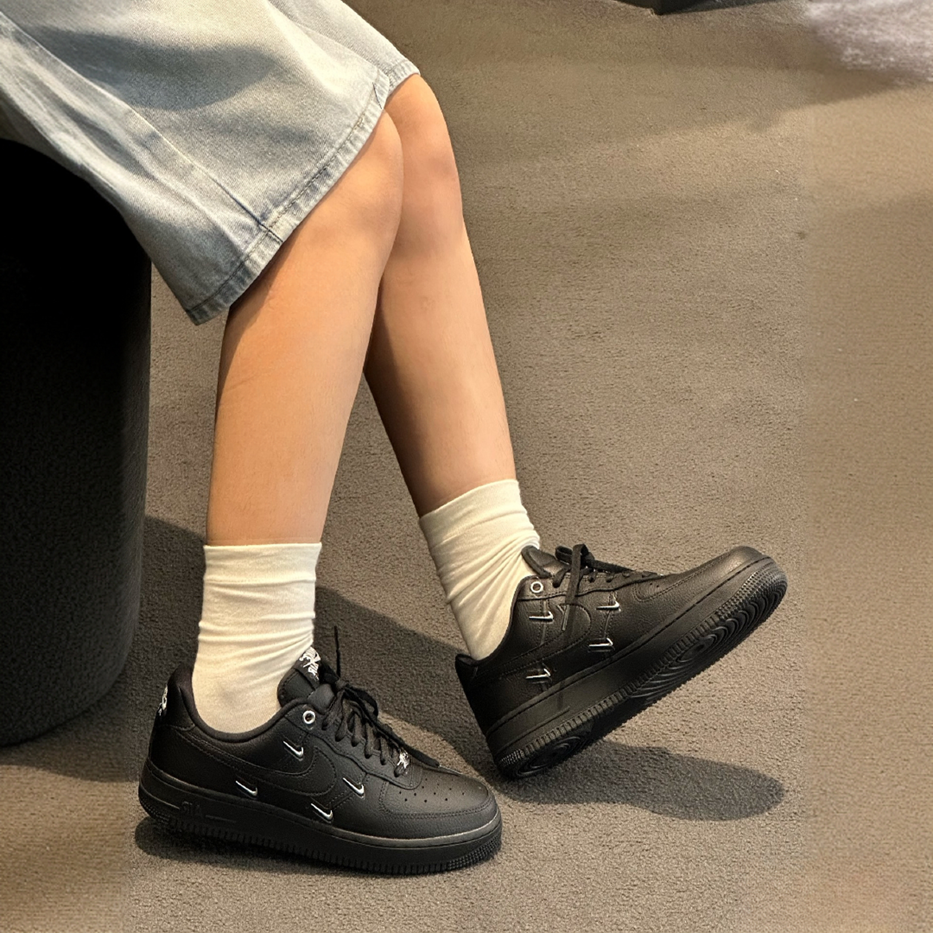 NIKE/耐克女子官方正品黑色四钩空军一号低帮鞋HQ1180001