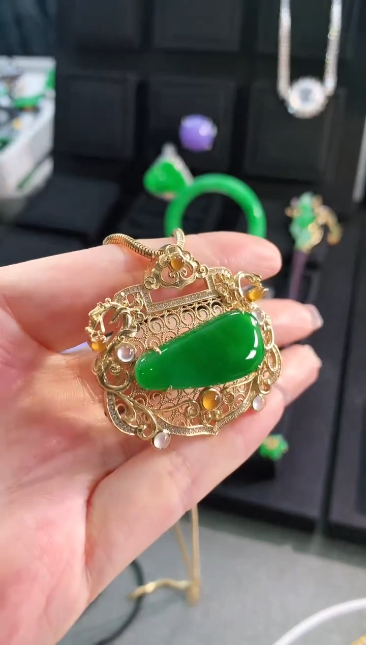 【闪购商品】翡翠吊坠(不含链)18K金镶嵌吊坠