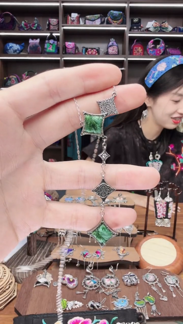 织绣113蒙阿苏苗绣传承店