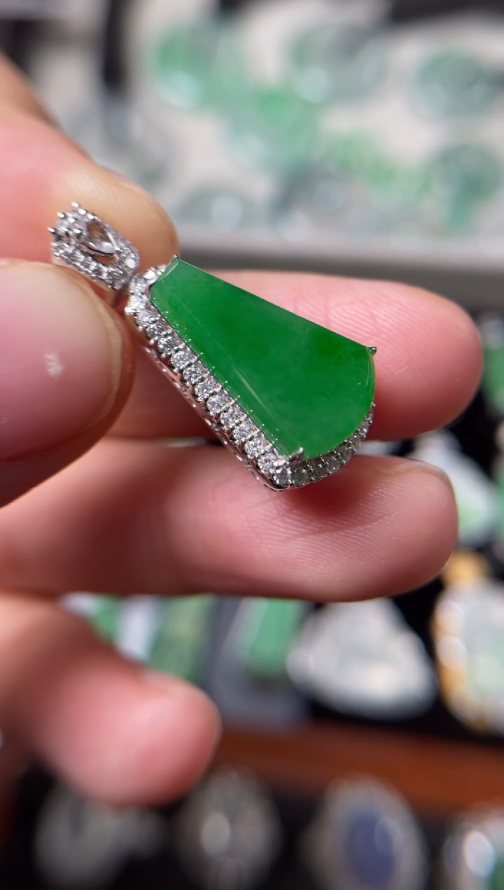 【闪购商品】翡翠颈饰18K金镶嵌缅甸翡翠钻石镶嵌无事牌