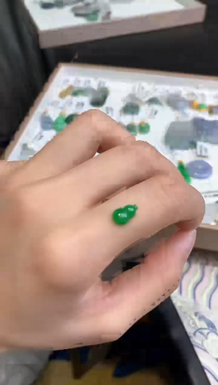 翡翠未镶嵌颈饰葫芦